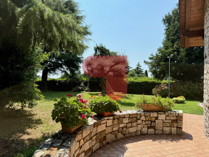 Scopri questa affascinante villa singola situata a Santa Margherita, un comune pittoresco noto pe...