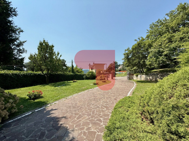 Scopri questa affascinante villa singola situata a Santa Margherita, un comune pittoresco noto pe...