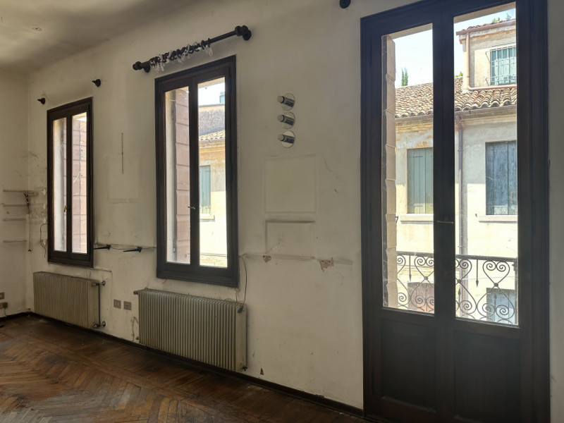 Nel cuore del Centro Storico della città di Treviso, in posizione privilegiata a pochi passi dal ...