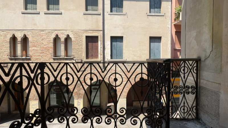 Nel cuore del Centro Storico della città di Treviso, in posizione privilegiata a pochi passi dal ...