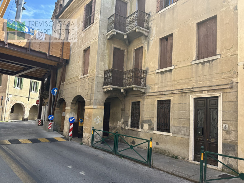 Nel cuore del Centro Storico della città di Treviso, in posizione privilegiata a pochi passi dal ...