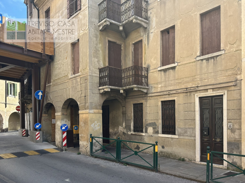 Nel cuore del Centro Storico della città di Treviso, in posizione privilegiata a pochi passi dal ...