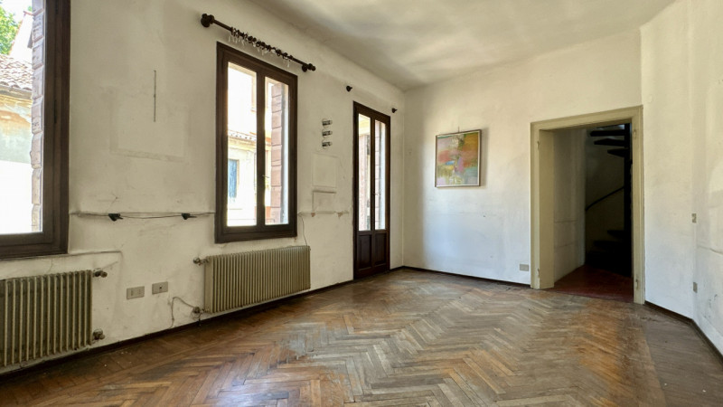 Nel cuore del Centro Storico della città di Treviso, in posizione privilegiata a pochi passi dal ...