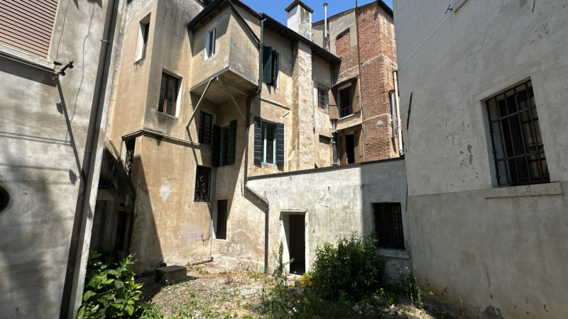 Nel cuore del Centro Storico della città di Treviso, in posizione privilegiata a pochi passi dal ...