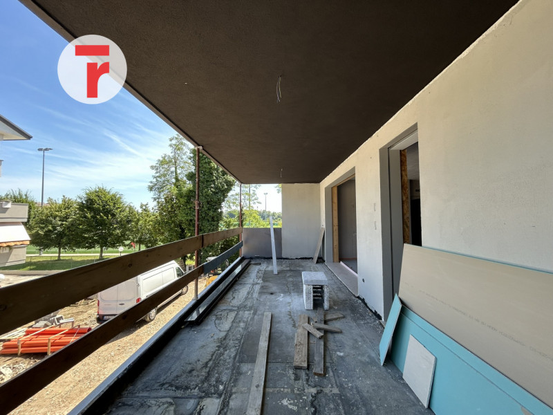 In un’oasi di tranquillità, immersa nel verde ma a pochi passi dai principali servizi e dalla fer...