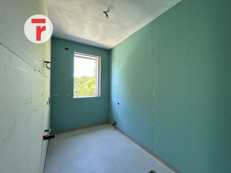 In un’oasi di tranquillità, immersa nel verde ma a pochi passi dai principali servizi e dalla fer...