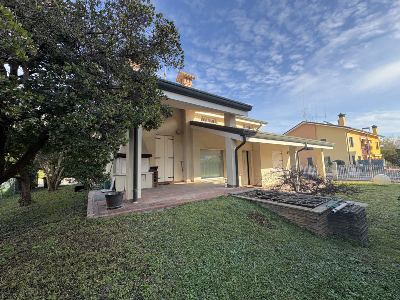 In una delle zone residenziali più tranquille e richieste di Battaglia Terme, proponiamo in vendi...