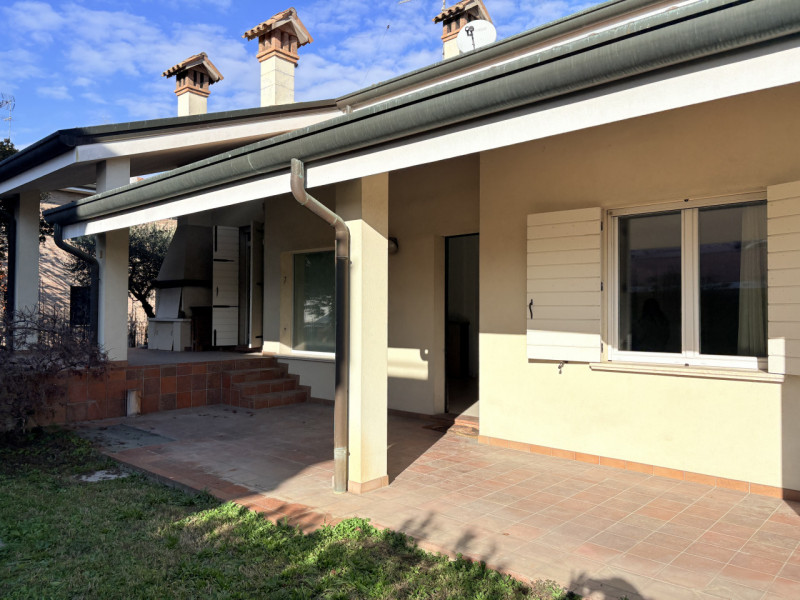 In una delle zone residenziali più tranquille e richieste di Battaglia Terme, proponiamo in vendi...