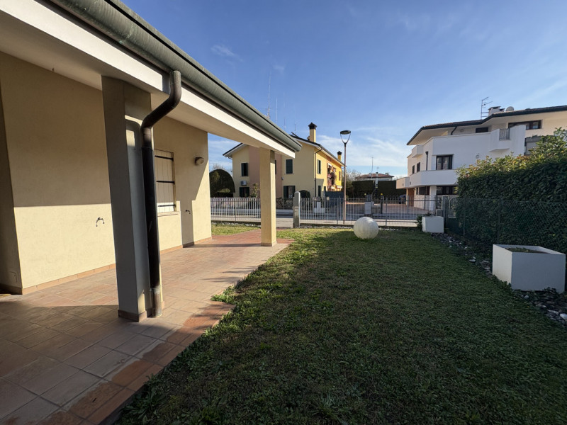 In una delle zone residenziali più tranquille e richieste di Battaglia Terme, proponiamo in vendi...