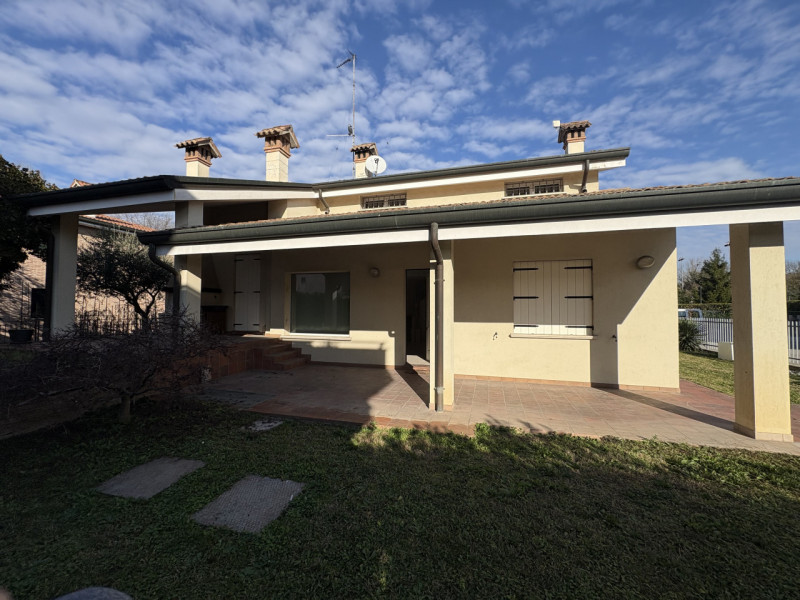 In una delle zone residenziali più tranquille e richieste di Battaglia Terme, proponiamo in vendi...