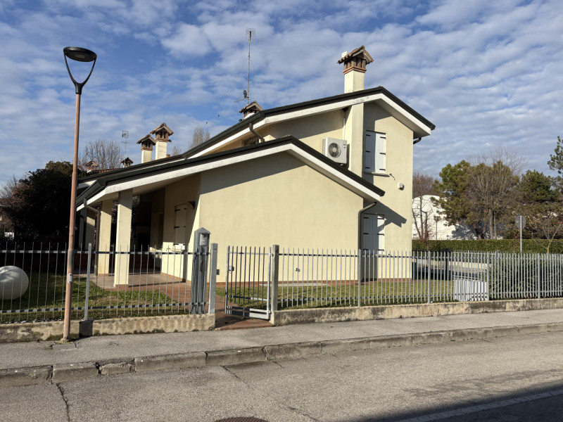 In una delle zone residenziali più tranquille e richieste di Battaglia Terme, proponiamo in vendi...