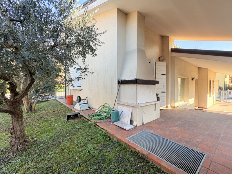 In una delle zone residenziali più tranquille e richieste di Battaglia Terme, proponiamo in vendi...