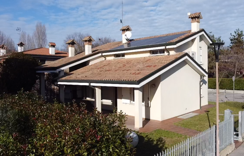 In una delle zone residenziali più tranquille e richieste di Battaglia Terme, proponiamo in vendi...