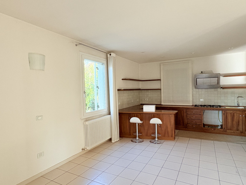 In una delle zone residenziali più tranquille e richieste di Battaglia Terme, proponiamo in vendi...