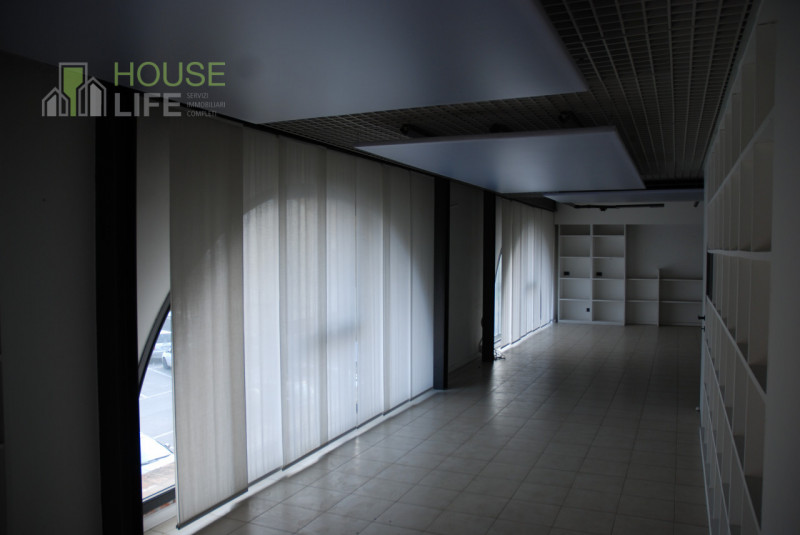 THIENE: VENDESI IMMOBILE A REDDITO con attività ben avviata. EURO 163.000 Per informazioni 0445.5...