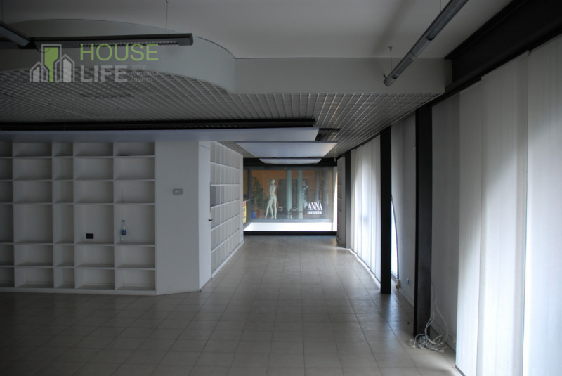 THIENE: VENDESI IMMOBILE A REDDITO con attività ben avviata. EURO 163.000 Per informazioni 0445.5...