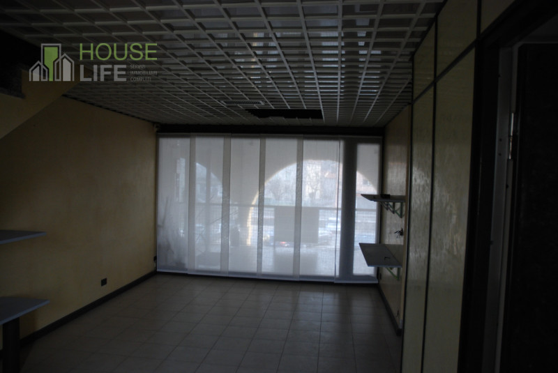 THIENE: VENDESI IMMOBILE A REDDITO con attività ben avviata. EURO 163.000 Per informazioni 0445.5...