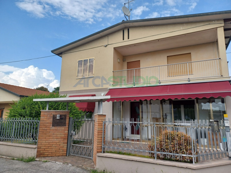 Dueville: se stai cercando una abitazione che possa accogliere due nuclei familiari, questa intro...