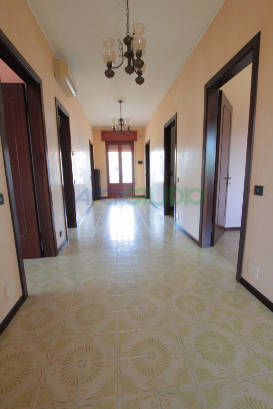 Dueville: se stai cercando una abitazione che possa accogliere due nuclei familiari, questa intro...