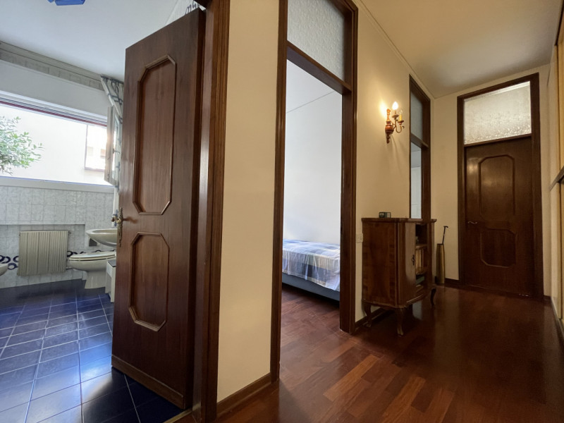 A pochi passi da Porta Santa Croce, all’interno delle mura del centro storico di Padova, proponia...