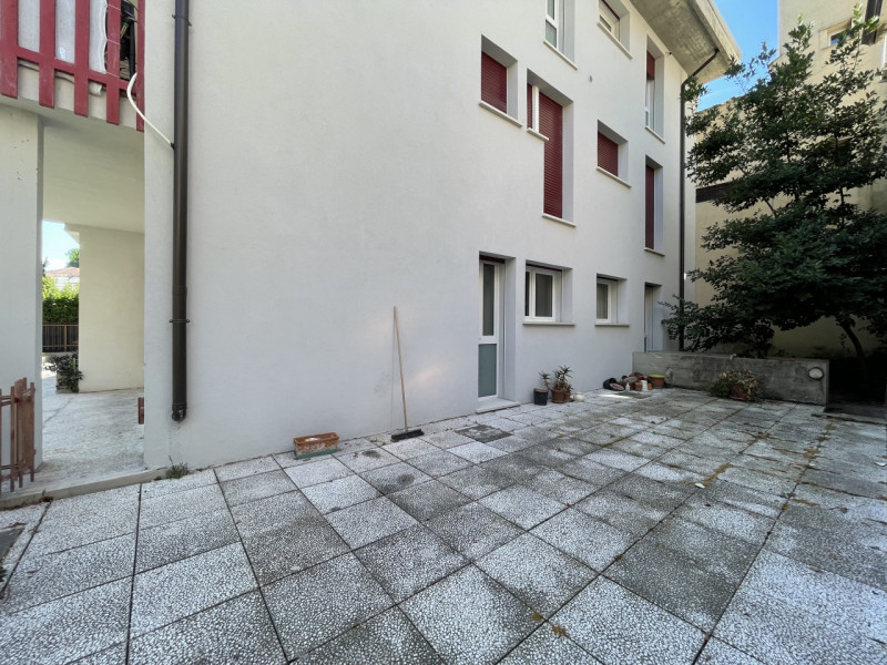 A pochi passi da Porta Santa Croce, all’interno delle mura del centro storico di Padova, proponia...