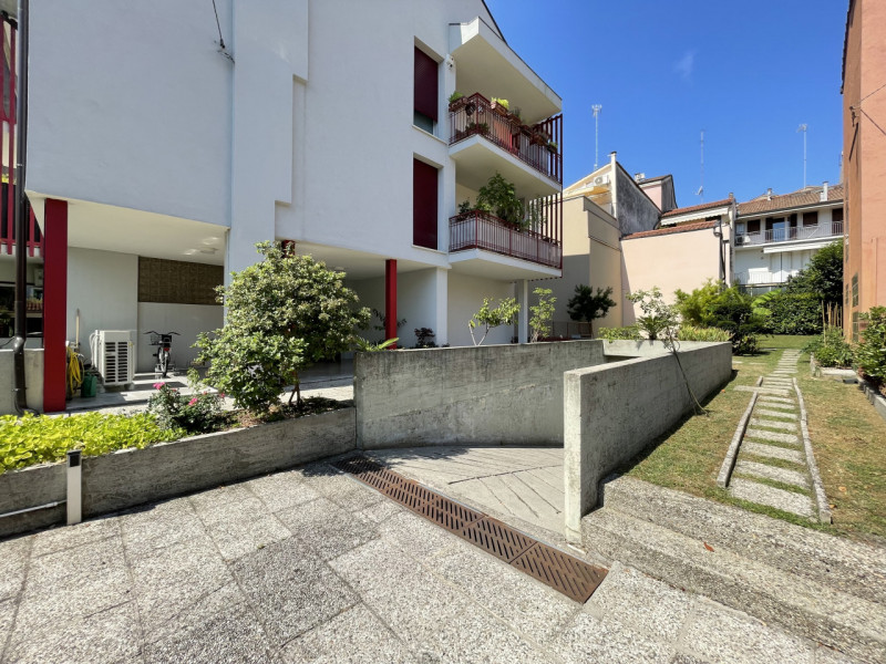 A pochi passi da Porta Santa Croce, all’interno delle mura del centro storico di Padova, proponia...