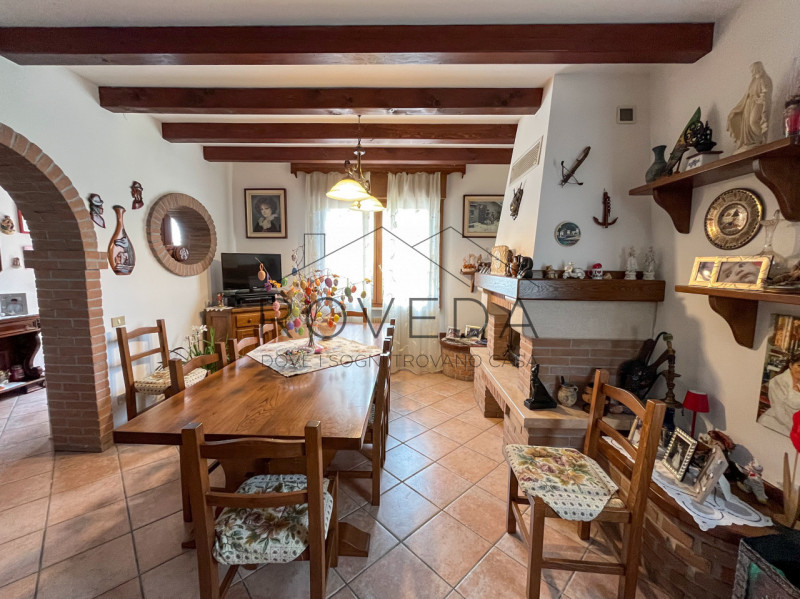 PREGANZIOL

RIFERIMENTO: PR6

L'agenzia Roveda immobiliare ha il piacere di proporvi in vendita q...