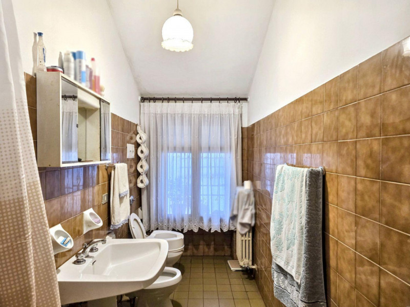 Quest’immobile viene venduto tramite asta online.

Appartamento situato al secondo piano di un ed...