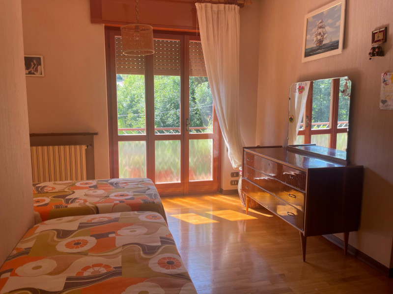 RECOARO TERME: APPARTAMENTO TRICAMERE al secondo piano in contesto di sole tre unità, completo di...