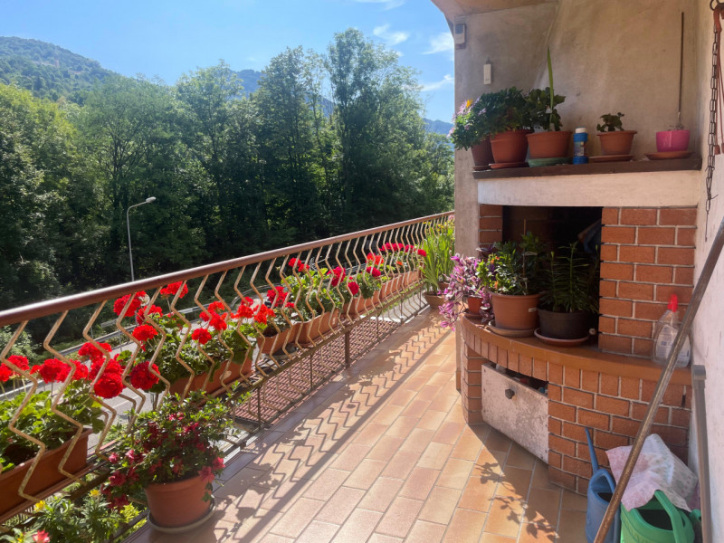 RECOARO TERME: APPARTAMENTO TRICAMERE al secondo piano in contesto di sole tre unità, completo di...