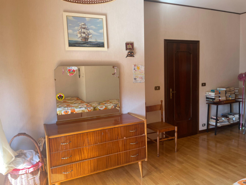 RECOARO TERME: APPARTAMENTO TRICAMERE al secondo piano in contesto di sole tre unità, completo di...