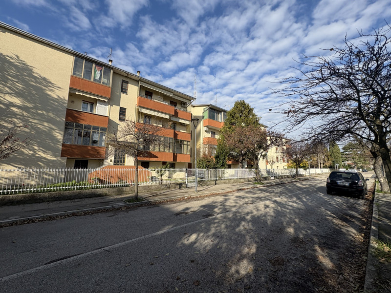 Appartamento a Battaglia Terme situato in un contesto residenziale tranquillo e comodo a tutti i ...