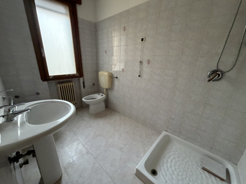 Appartamento a Battaglia Terme situato in un contesto residenziale tranquillo e comodo a tutti i ...