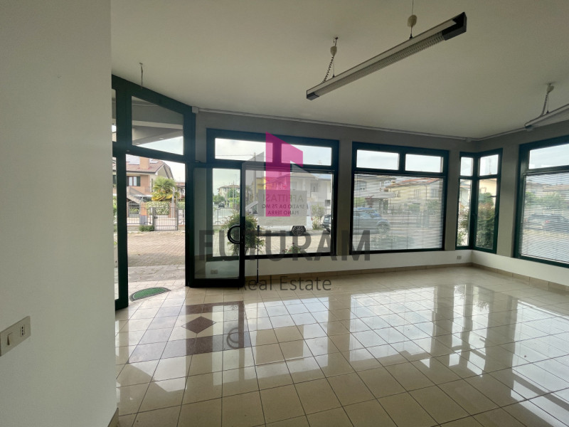 RIF:  34.1NICO-FUTURAM -  ALBIGNASEGO (PD)  -  PER INFO 0444/310220

Propongo in affitto un negoz...