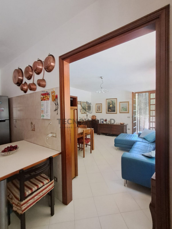 Scopri questo incantevole appartamento trilocale situato a Torrebelvicino, un comune immerso nell...