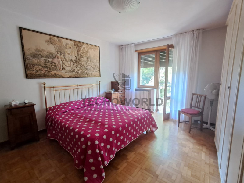 Scopri questo incantevole appartamento trilocale situato a Torrebelvicino, un comune immerso nell...