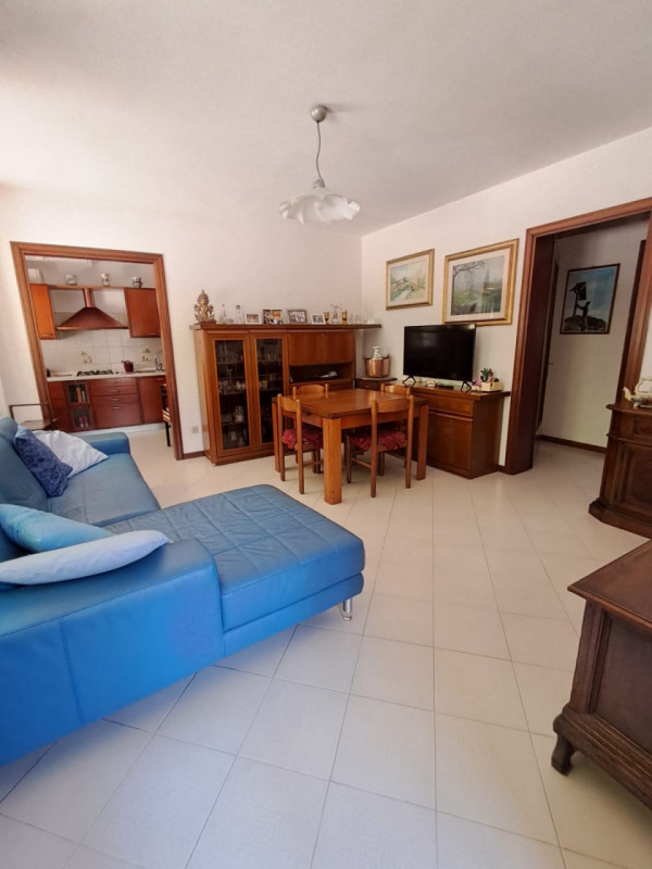 Scopri questo incantevole appartamento trilocale situato a Torrebelvicino, un comune immerso nell...