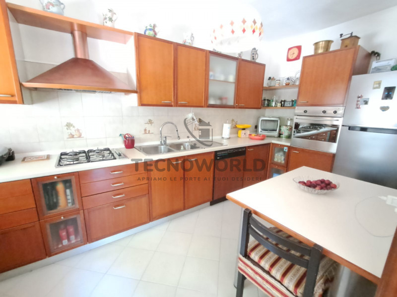 Scopri questo incantevole appartamento trilocale situato a Torrebelvicino, un comune immerso nell...