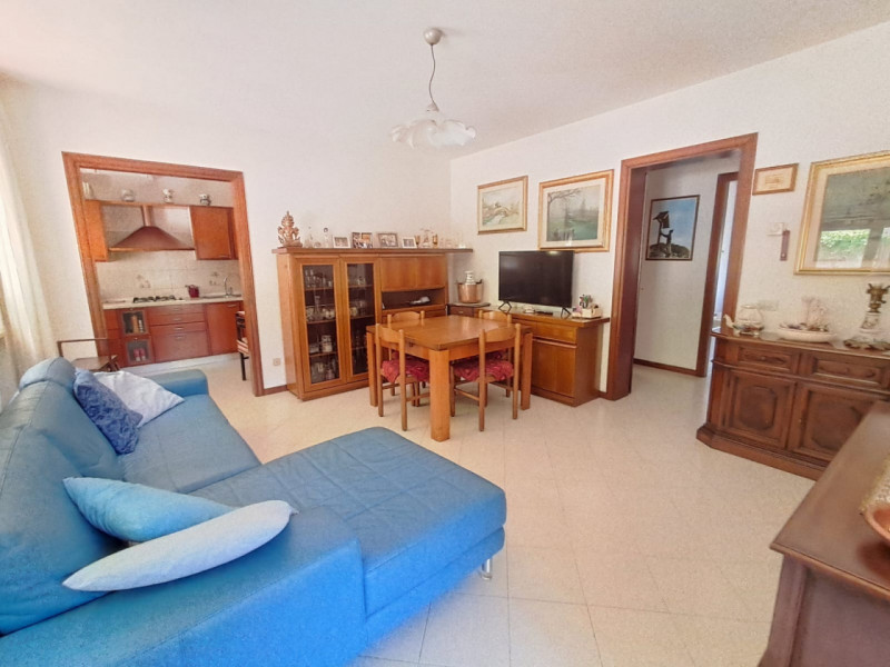 Scopri questo incantevole appartamento trilocale situato a Torrebelvicino, un comune immerso nell...