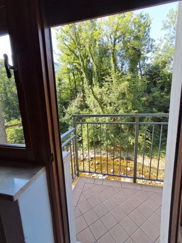 Scopri questo incantevole appartamento trilocale situato a Torrebelvicino, un comune immerso nell...