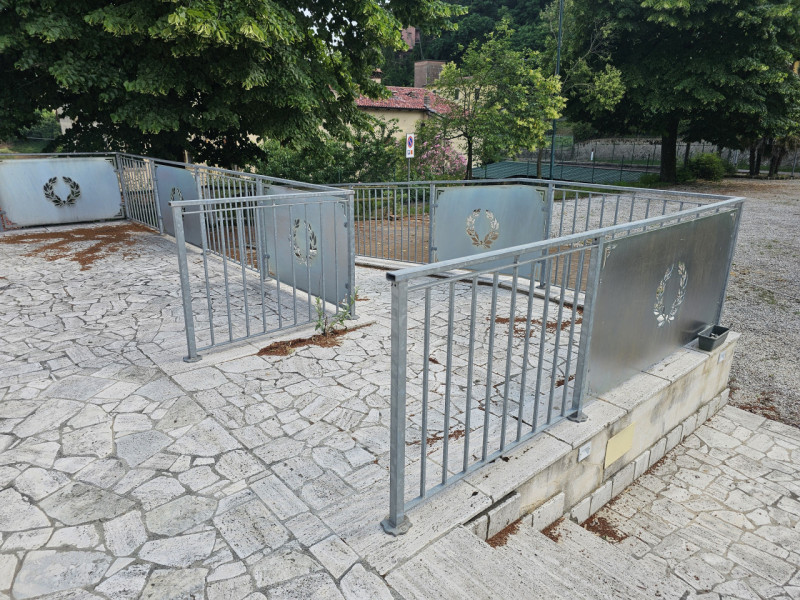 Sei alla ricerca di un'opportunità unica nel cuore dei Colli Euganei? Questa proprietà, situata i...