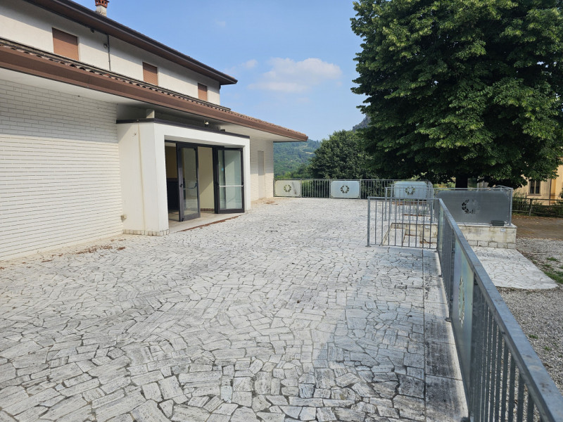 Sei alla ricerca di un'opportunità unica nel cuore dei Colli Euganei? Questa proprietà, situata i...