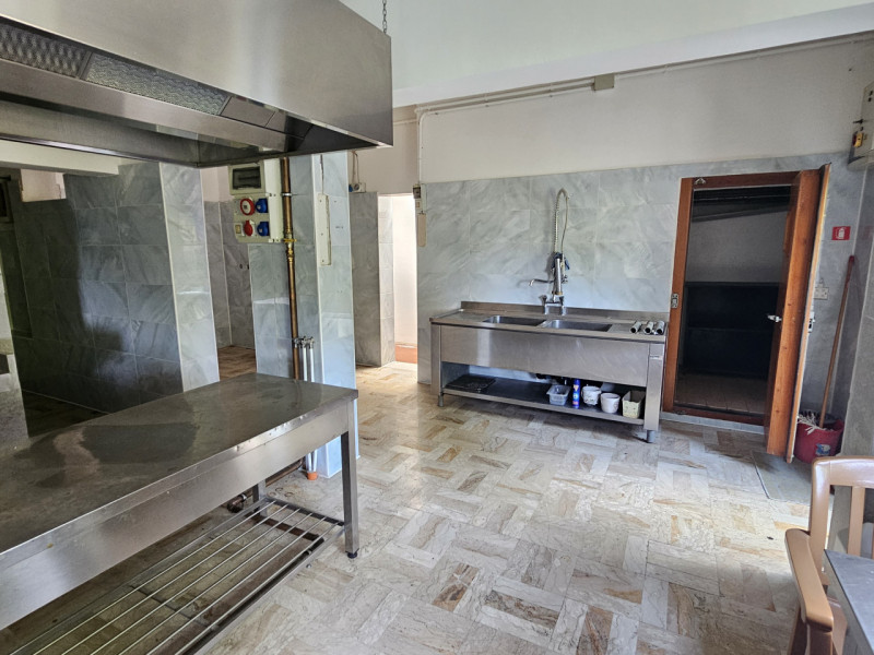 Sei alla ricerca di un'opportunità unica nel cuore dei Colli Euganei? Questa proprietà, situata i...