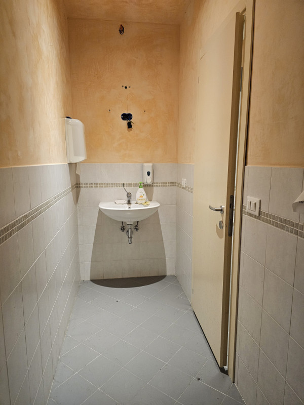 Sei alla ricerca di un'opportunità unica nel cuore dei Colli Euganei? Questa proprietà, situata i...