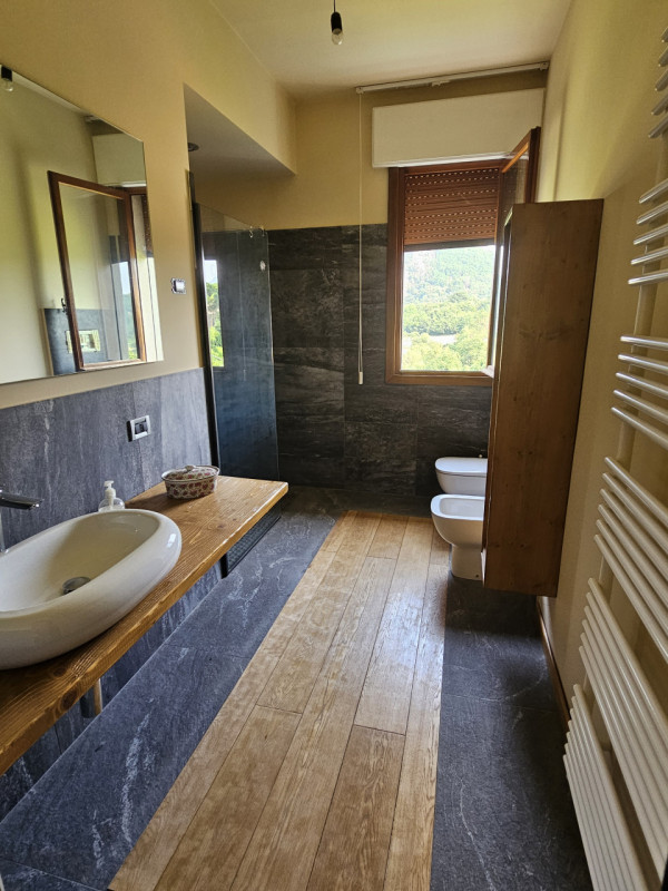 Sei alla ricerca di un'opportunità unica nel cuore dei Colli Euganei? Questa proprietà, situata i...