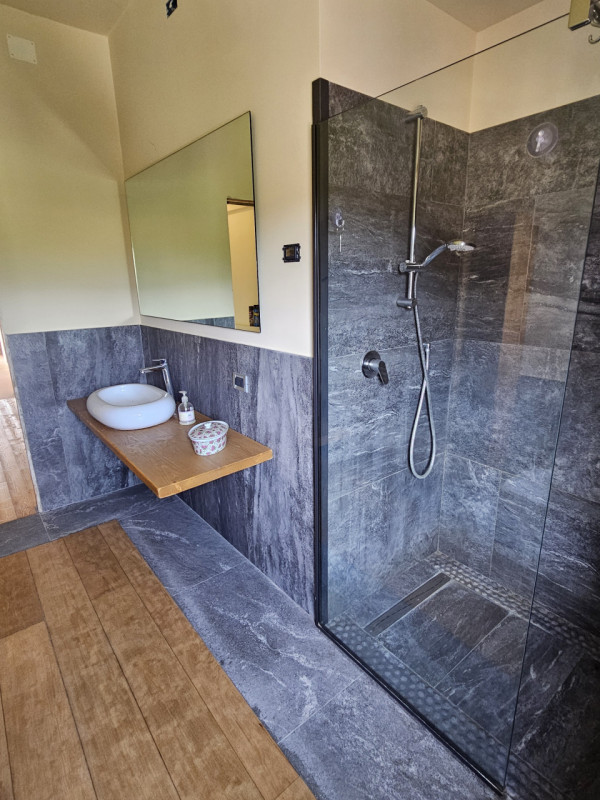 Sei alla ricerca di un'opportunità unica nel cuore dei Colli Euganei? Questa proprietà, situata i...