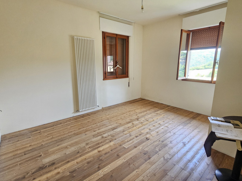 Sei alla ricerca di un'opportunità unica nel cuore dei Colli Euganei? Questa proprietà, situata i...