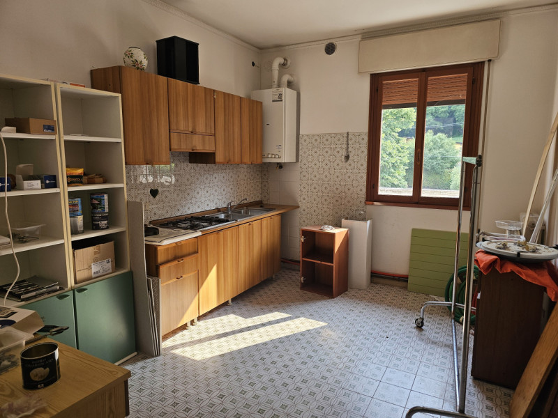 Sei alla ricerca di un'opportunità unica nel cuore dei Colli Euganei? Questa proprietà, situata i...