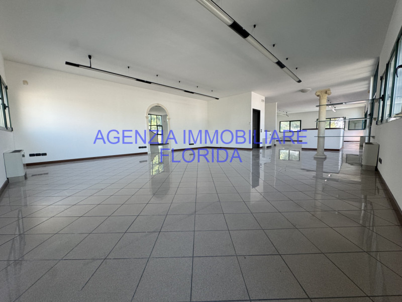 Scopri questa straordinaria opportunità di affittare un ufficio spazioso di ben 210 mq, situato n...