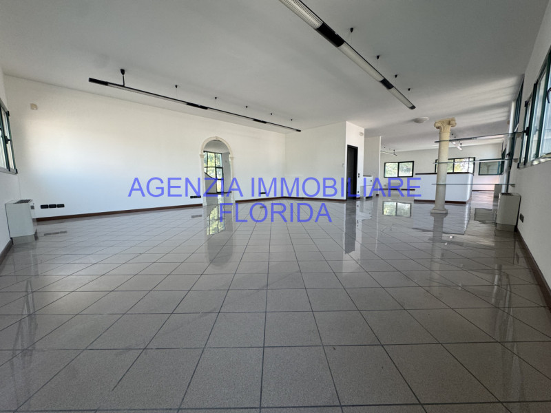 Scopri questa straordinaria opportunità di affittare un ufficio spazioso di ben 210 mq, situato n...